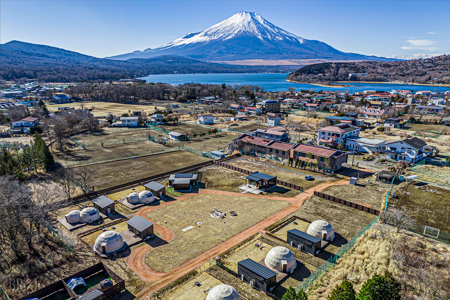 富士山を望む好立地の全7棟の絶景グランピング施設